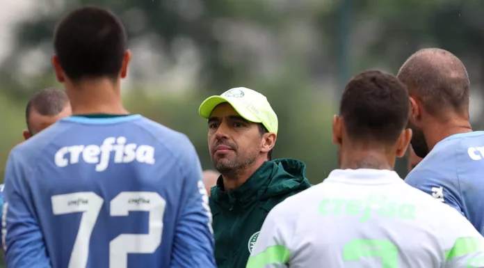 O-tecnico-Abel-Ferreira-da-SE-Palmeiras-durante-treinamento-na-Academia-de-Futebol-696x385