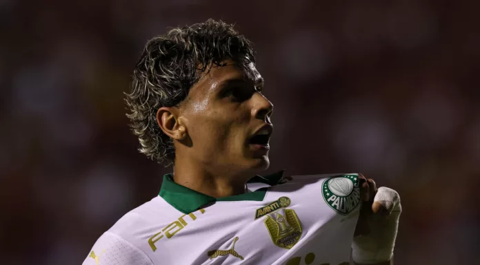 O-jogador-Richard-Rios-da-SE-Palmeiras-comemora-seu-gol-contra-a-equipe-do-EC-Vitoria-durante-partida-valida-pela-primeira-rodada-do-Campeonato-Brasileiro-no-Barradao-696x385