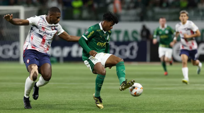 O-jogador-Endrick-da-SE-Palmeiras-disputa-bola-com-o-jogdor-do-CA-San-Lorenzo-A-durante-partida-valida-pela-fase-de-grupos-da-Copa-Libertadores-na-arena-Allianz-Parque-696x385